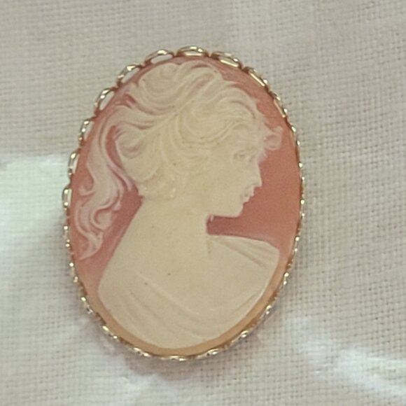 Vintage Oval Cameo Brooch Pin - Picture 1 of 3